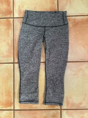 Patagonia women’s XS Gray Active Capri Leggings - Stretch Workout Bottoms